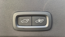 Volvo XC40 2.0 B4P Ultimate Dark 5dr Auto Petrol Estate